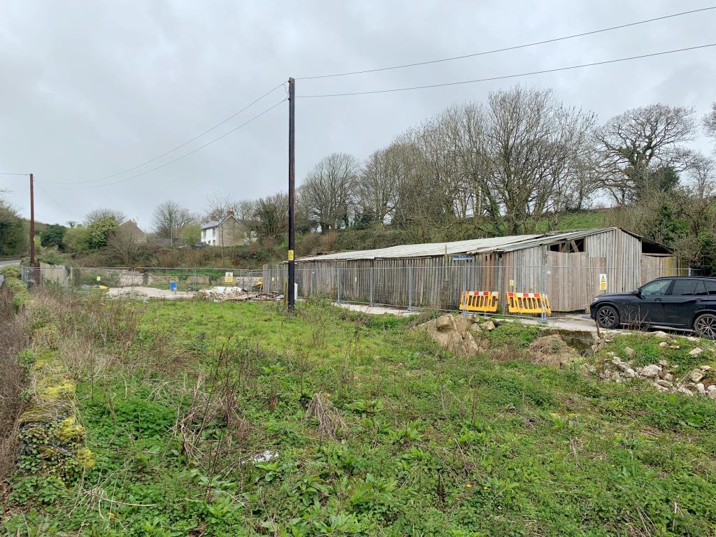 Lot: 18 - LAND WITH PRIOR APPROVAL FOR FIVE DWELLINGS - General view of dilapidated building